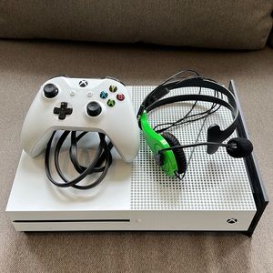 Xbox One S Gaming Console with Head Set | Model 1681 in Matte While